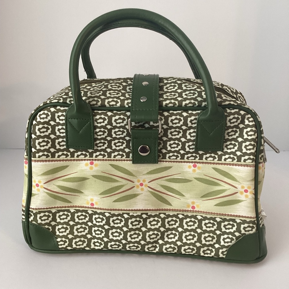 TEMPTATIONS: Old World Green pattern insulated lunch tote